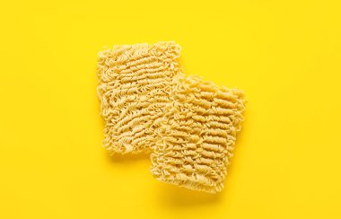 Sarı arka planda çiğ erişte.