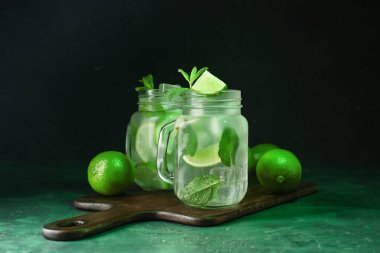 Masada lezzetli mojito kavanozları var.