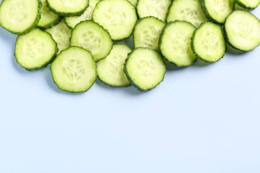 Mavi arka planda salatalık dilimleri