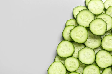 Gri arka planda salatalık dilimleri