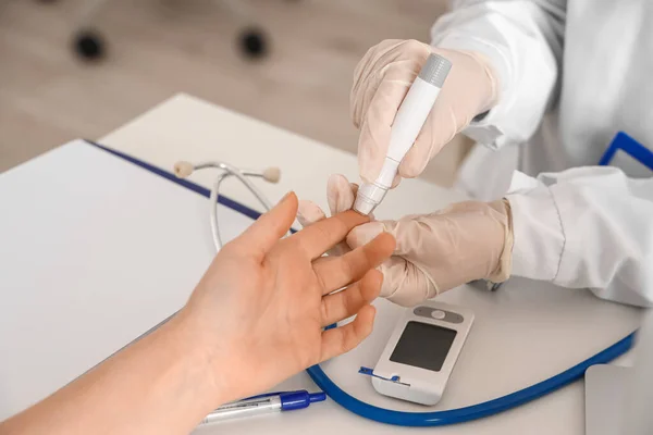 Médico Que Mede Nível Açúcar Sangue Doente Com Diabetes Clínica — Fotografia de Stock