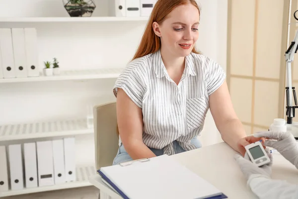 Arzt Misst Blutzuckerspiegel Von Diabetes Patient Klinik — Stockfoto