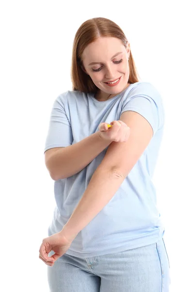 Şeker Hastası Bir Kadın Beyaz Arka Planda Kendine Insülin Enjekte — Stok fotoğraf