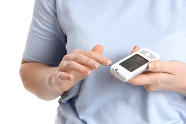 Beyaz Arka Planda Dijital Glukometre Kullanan Diyabetli Kadın Yakın Plan — Stok fotoğraf