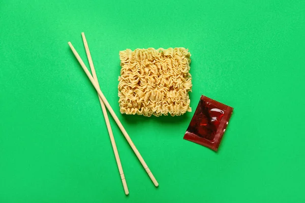 Raw Instant Noodles Wooden Chopsticks Sauce Green Background — Stock Photo, Image