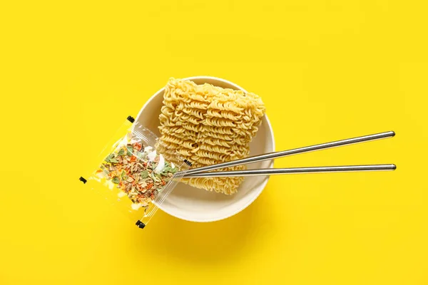 Raw Instant Noodles Bowl Chopsticks Seasoning Yellow Background — Stock Photo, Image