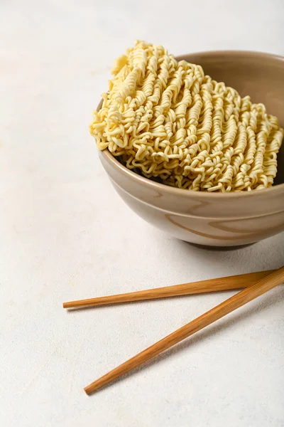 将方便面放在碗里 用筷子在白面团的背景上 — 图库照片