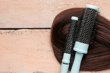 Beyaz ahşap arka planda yuvarlak fırçalı kahverengi saçlı