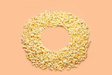 Bej arka planda gevrek patlamış mısırdan yapılmış çerçeve