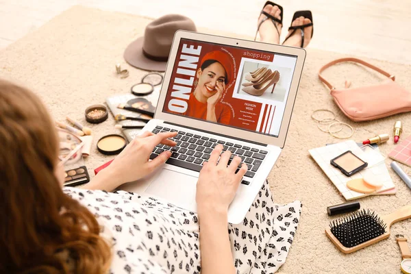 ノートパソコンやアクセサリーを持つ女性オンラインショッピングベージュカーペット クローズアップ — ストック写真