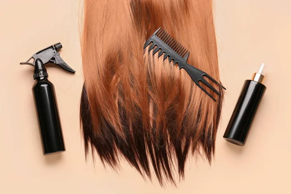 Bej Arka Planda Taraklı Spreyli Güzel Saçlar — Stok fotoğraf