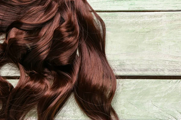 Yeşil Ahşap Arka Planda Kıvırcık Kahverengi Saçlar Yakın Plan — Stok fotoğraf
