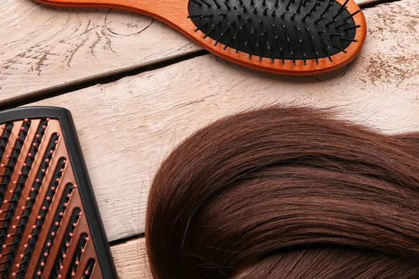 Hnědé Vlasy Štětcem Béžové Dřevěné Pozadí Detailní Záběr — Stock fotografie