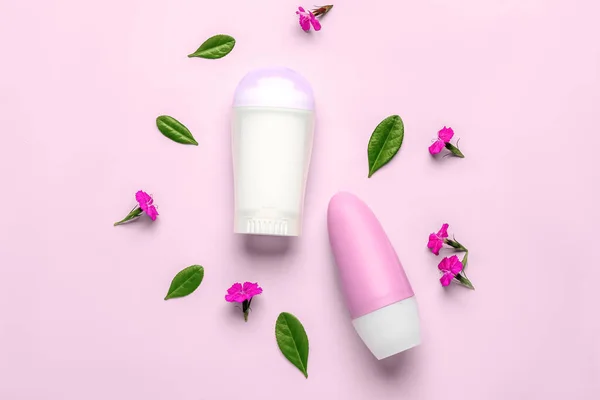 Deodorants Flowers Leaves Pink Background — Stock Photo, Image