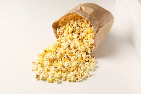 Papírový Sáček Křupavým Popcornem Bílém Pozadí — Stock fotografie