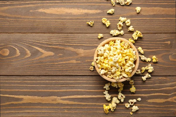 Schaal Met Krokante Popcorn Houten Achtergrond — Stockfoto