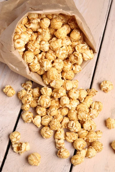 Papieren Zak Met Krokante Popcorn Witte Houten Achtergrond — Stockfoto
