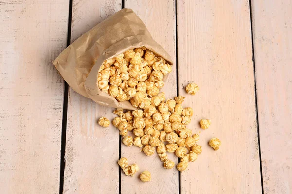 Papieren Zak Met Krokante Popcorn Witte Houten Achtergrond — Stockfoto
