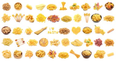 Beyaz arkaplanda bir grup kuru İtalyan makarnası