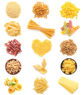 Beyaz arkaplanda kuru İtalyan makarnası seti