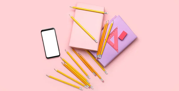 带粉红背景书籍和手机的学校文具 — 图库照片