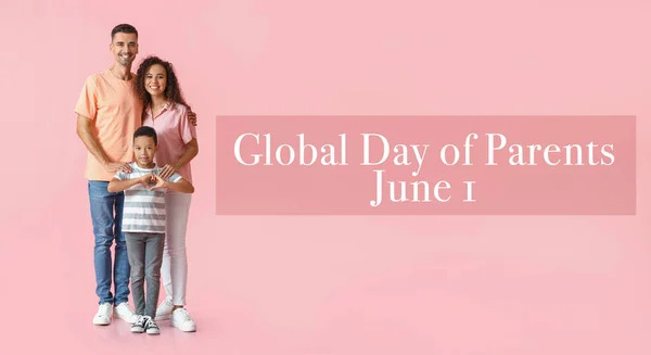 Szczęśliwa Międzyrasowa Rodzina Różowym Tle Światowy Dzień Rodziców — Zdjęcie stockowe