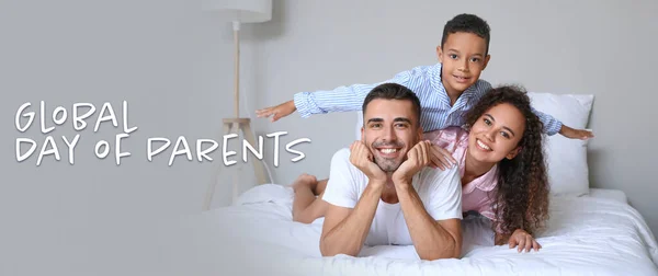 Glad Rasfamilj Sovrummet Föräldrarnas Globala Dag — Stockfoto