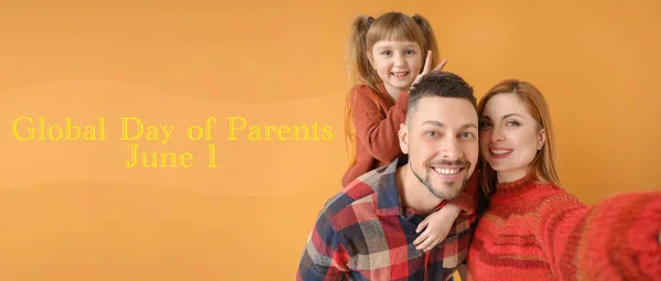 家人在橙色背景下自拍 全球父母日 — 图库照片