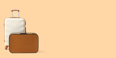 Metin için alanı olan bej arkaplan üzerindeki valizler