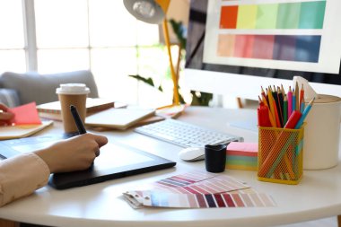 Ofiste tabletle çalışan kadın grafik tasarımcısı, yakın plan