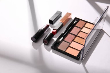 Işık arkaplanındaki göz falı ve ruj paleti