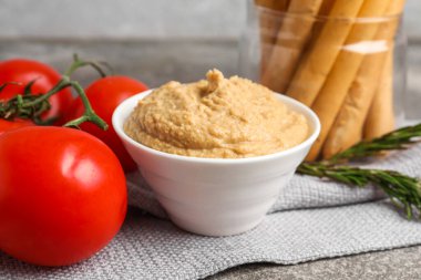 Masada lezzetli humus olan bir kase, yakın plan.