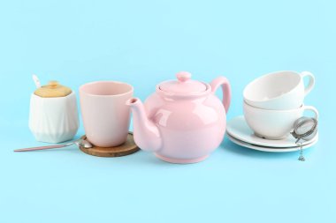 Mavi arkaplanda şık çay seti