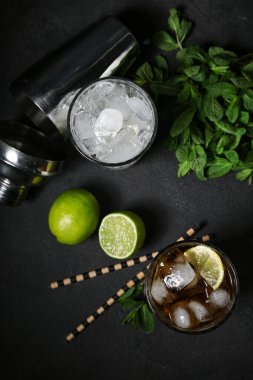 Bir bardak soğuk Küba Libre kokteyli. Arka planda buzlu.