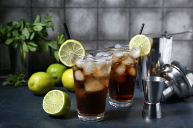 Masada bir bardak soğuk Küba Libre kokteyli