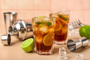 Masada bir bardak soğuk Küba Libre kokteyli