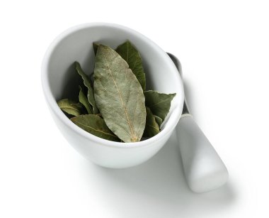 Beyaz arkaplanda koyu yapraklı havan topu ve tokmak