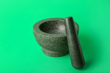 Yeşil arka planda harç ve havaneli