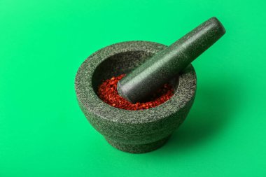 Yeşil arka planda baharatlı havan topu ve tokmak