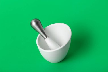 Yeşil arka planda harç ve havaneli