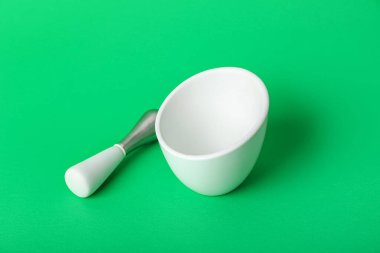 Yeşil arka planda harç ve havaneli