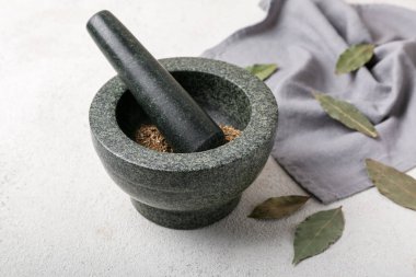 Hafif arka planda baharatları olan havan topu ve tokmak