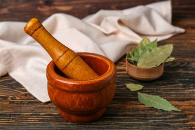 Ahşap zemin üzerinde havan ve tokmak