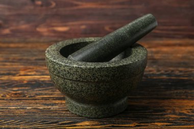 Ahşap zemin üzerinde havan ve tokmak