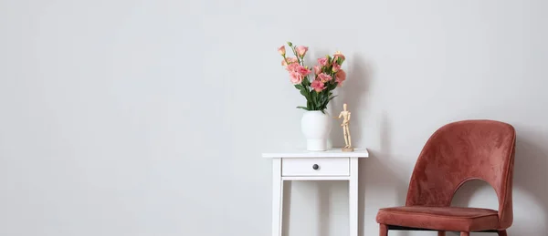 Petite Table Avec Bouquet Fleurs Mannequin Chaise Rose Près Mur — Photo