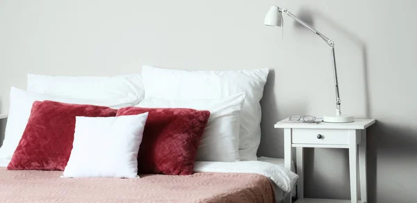 Yatak Odasının Içinde Büyük Yatağın Yanında Lamba Gözlüklü Bir Komodin — Stok fotoğraf
