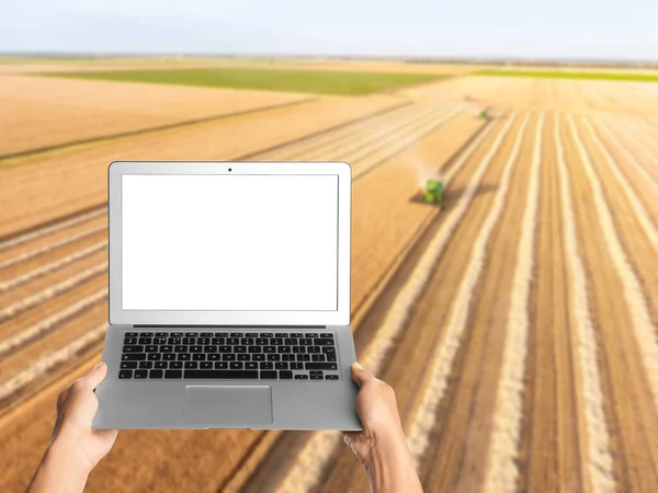 Dizüstü Bilgisayarı Buğday Tarlası Olan Çiftçi Tasarım Için Pankart — Stok fotoğraf