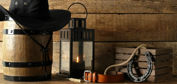 Chapéu Cowboy Com Barril Lanterna Ferradura Laço Cinto Fundo Madeira — Fotografia de Stock