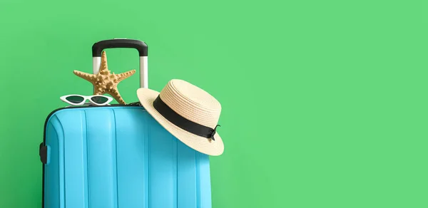 Koffer Mit Strandaccessoires Auf Grünem Hintergrund Mit Platz Für Text — Stockfoto