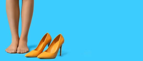 Piernas Mujer Descalza Pie Cerca Elegantes Zapatos Tacón Alto Sobre — Foto de Stock